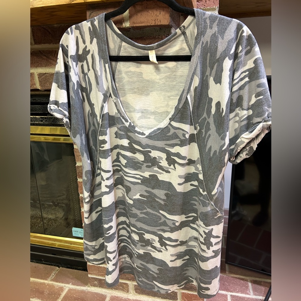Wishlist Blue Camo Short Sleeve Flowy V Neck TShirt Size M/L